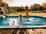 Je zwembad slim verwarmen met zonnepanelen en een warmtepomp