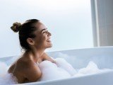 Vrouw in warm bad dankzij warmtepomp
